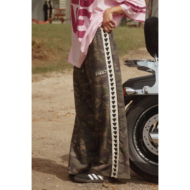 THE RAVING HEARTS PANTS – CAMO XS