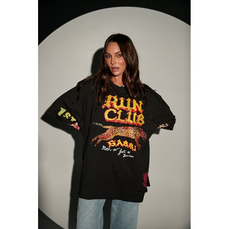 THE VERY OVERSIZED RUN CLUB TEE – BLACK XXS