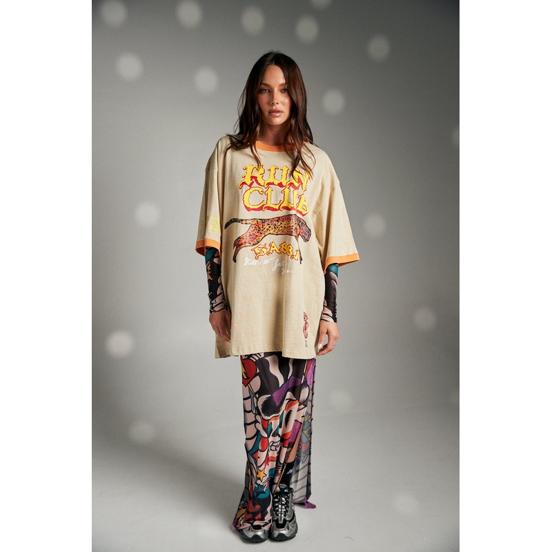 THE VERY OVERSIZED RUN CLUB TEE – SAND XXS