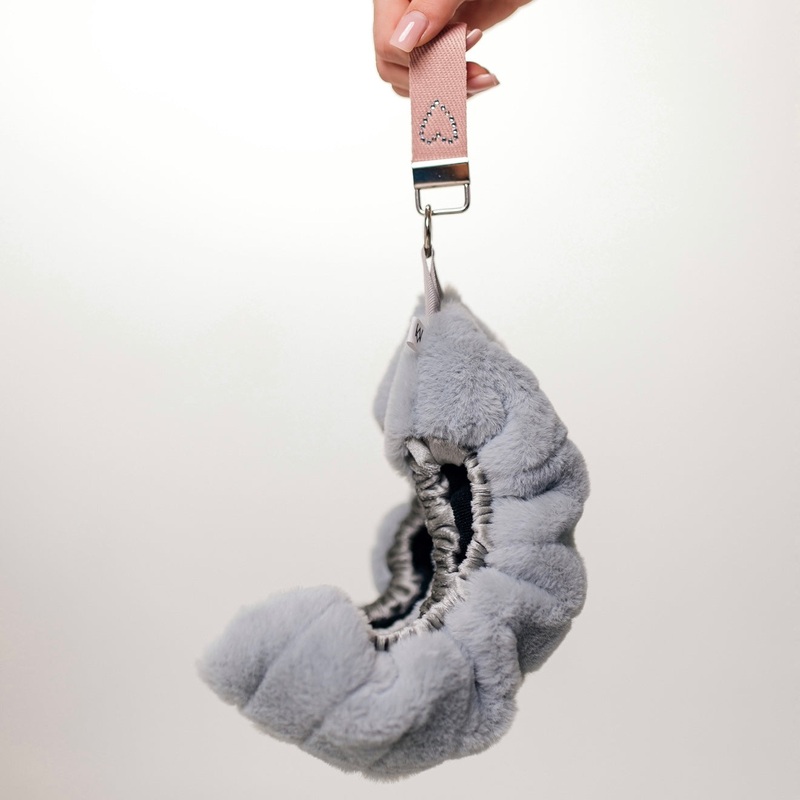 I  skating light gray blade soakers